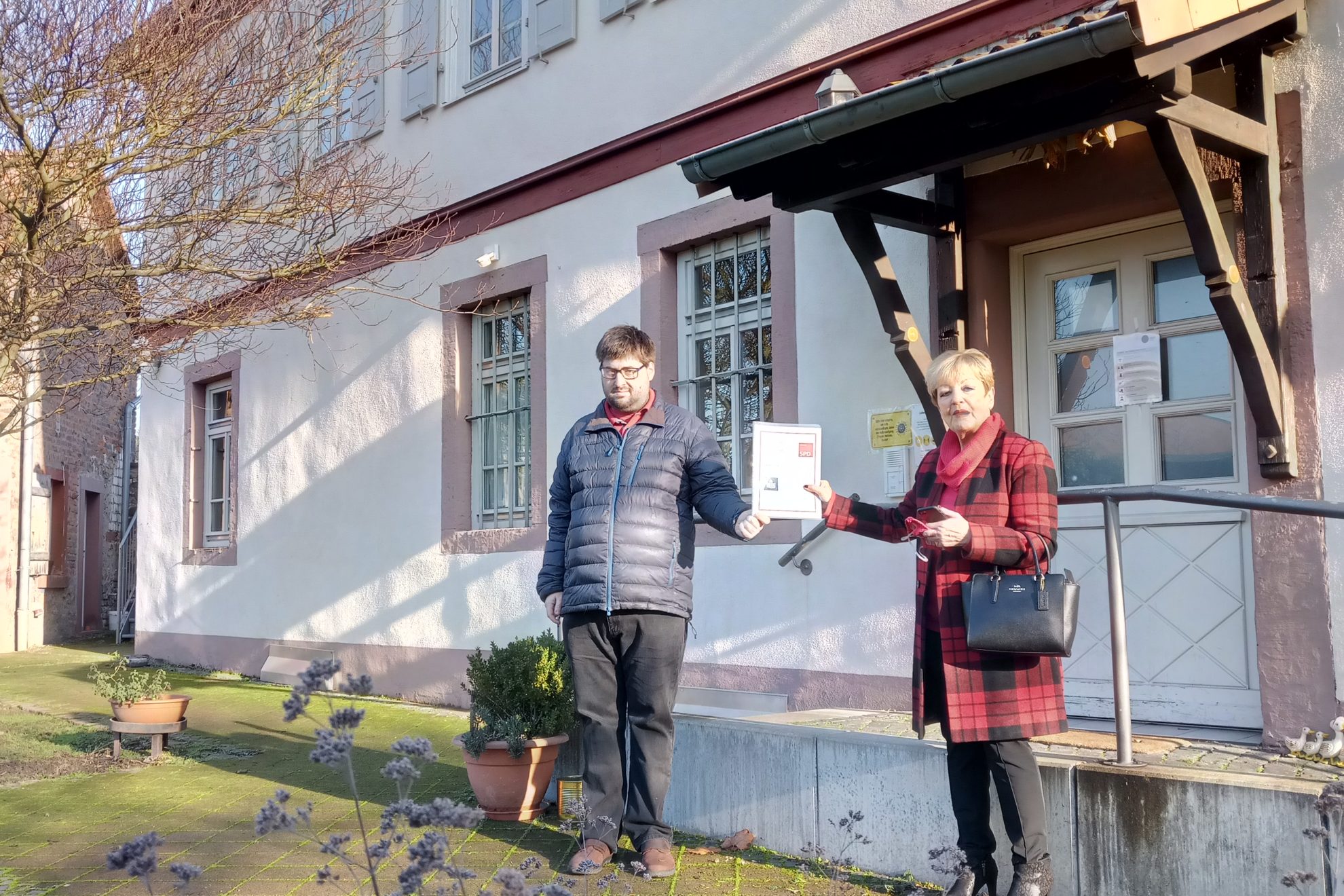 Spitzenkandidatin Beate Funck überreicht das Wahlprogramm in einfacher Sprache an die Lebenshilfe