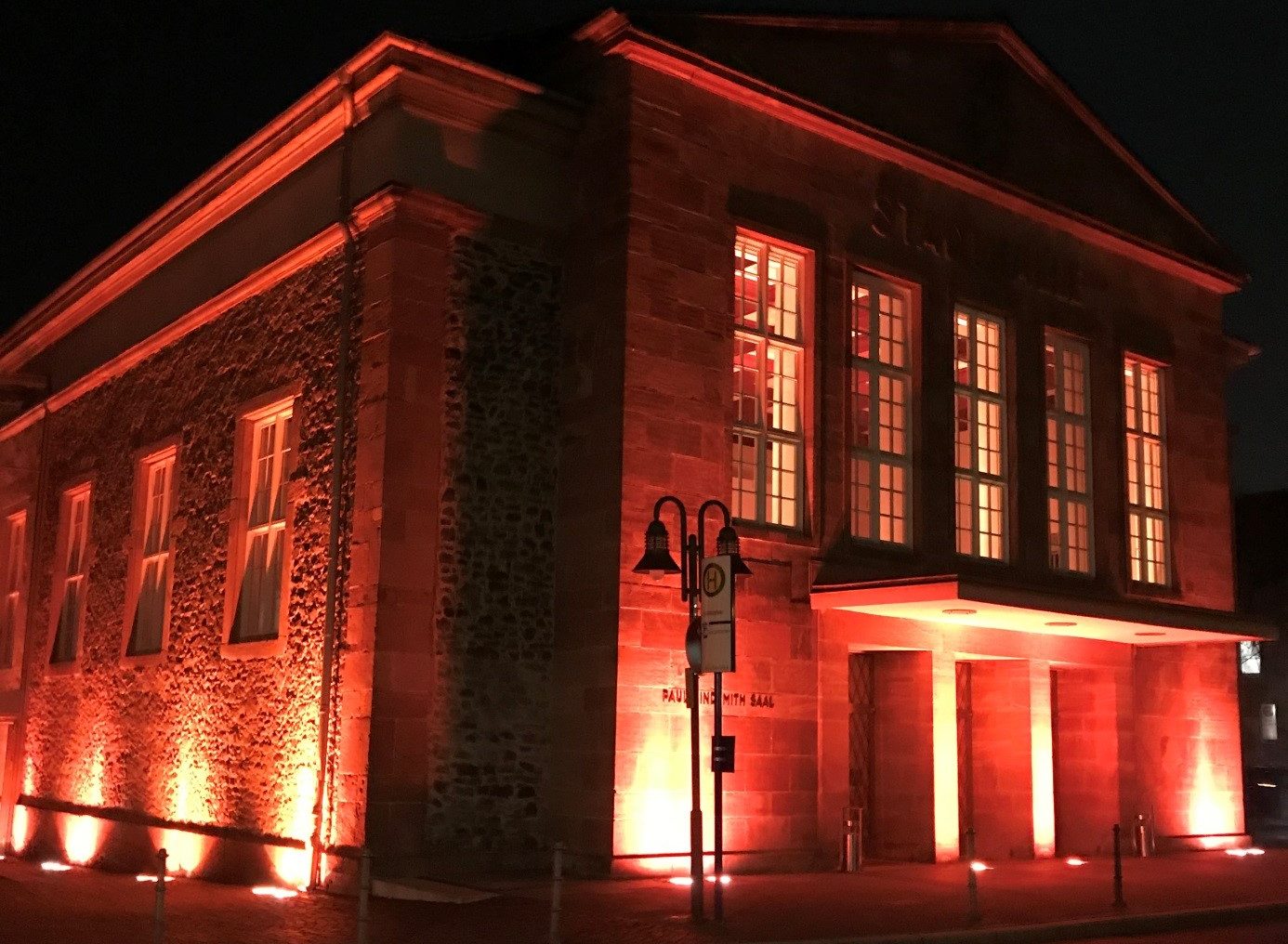 Stadthalle leuchtet orange